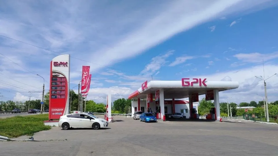 В ряде областей вводят ограничения на отпуск топлива и закрывают некоторые автозаправки. Власти обещают приоритет для экстренных служб и сельхозтехники и призывают жителей избегать паники.