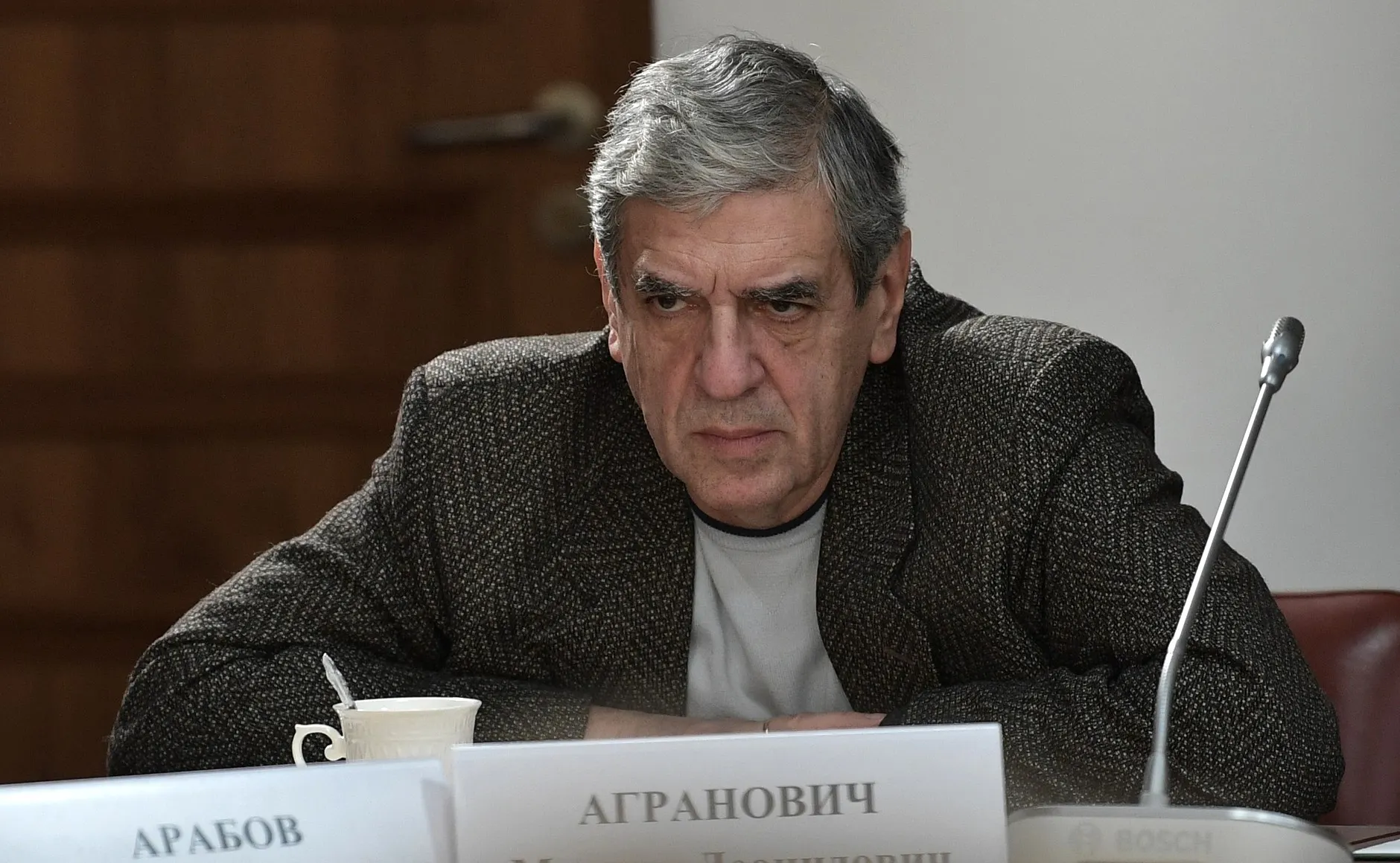 Операторский факультет объявил набор в мастерскую Михаила Аграновича: бесплатное обучение с 2027 года при условии годичного контракта в войсках БПЛА. Студентам обещают общежитие, статус ветерана и льготы; правозащитники предупреждают о возможном обмане.