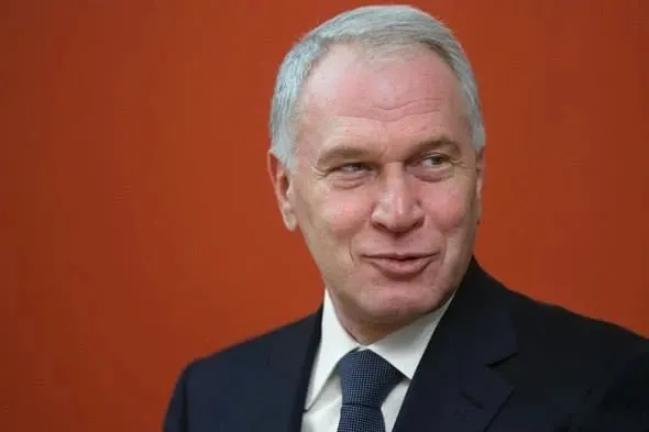 Президент отметил вклад бизнесмена в социальные проекты, сохранение культурно‑исторического наследия и благотворительность. Forbes оценивает его состояние примерно в $2 млрд.