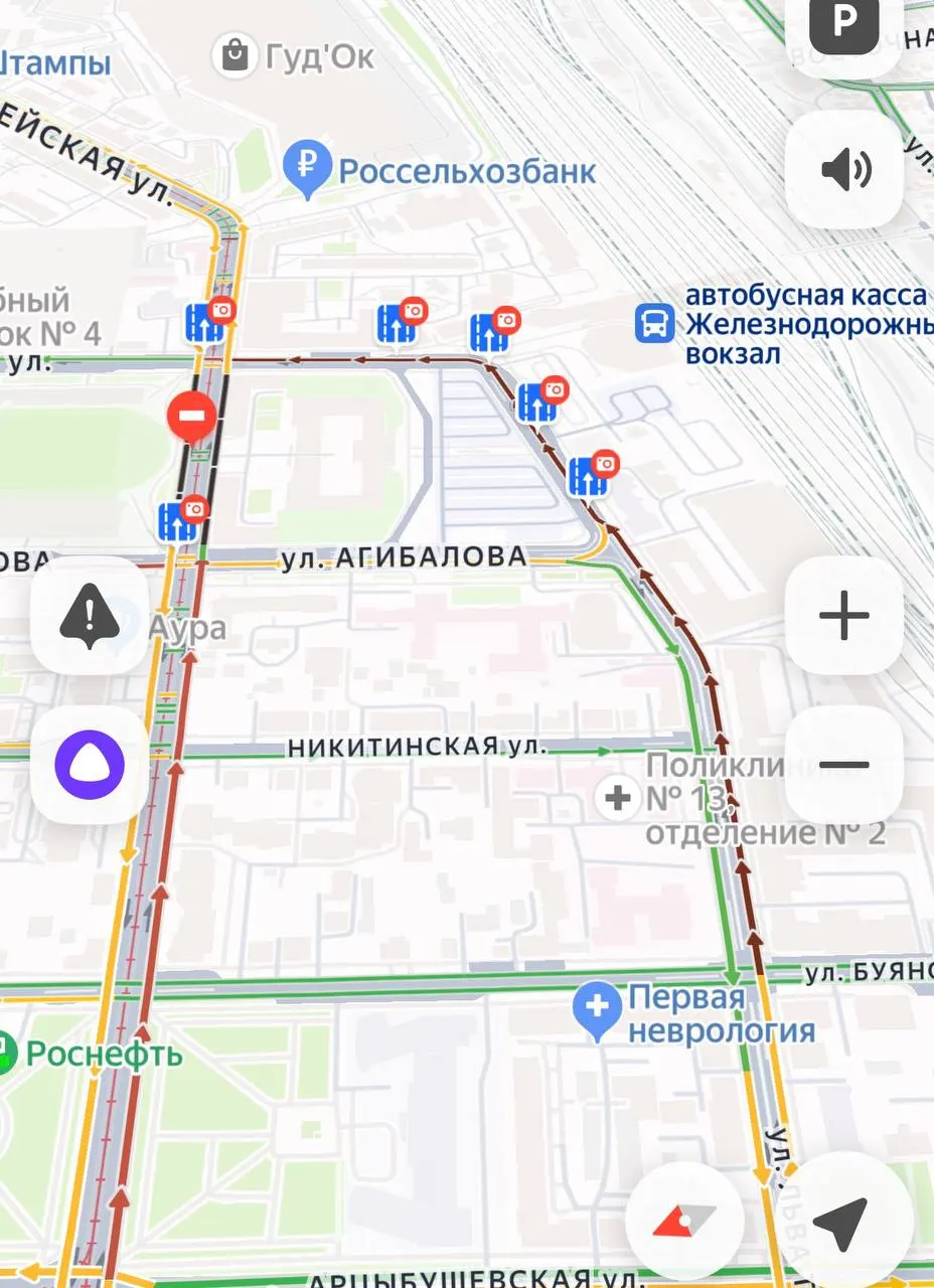 Из‑за ремонта трамвайных путей на улице Красноармейской возле железнодорожного вокзала образовалась пробка. По возможности объезжайте этот участок.
