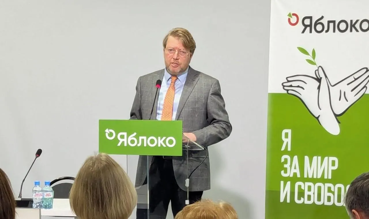 Верховный суд оставил в силе штраф председателю партии «Яблоко» Николаю Рыбакову за публикацию с фотографией погибшего оппозиционера. Партия собирается обжаловать решение в Конституционном суде.
