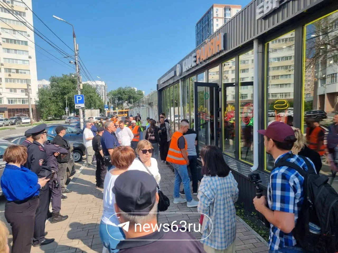 Власти очищают территорию бывшего стадиона «Буревестник»: демонтируют павильоны и кафе, чтобы вернуть участку прежнее назначение.