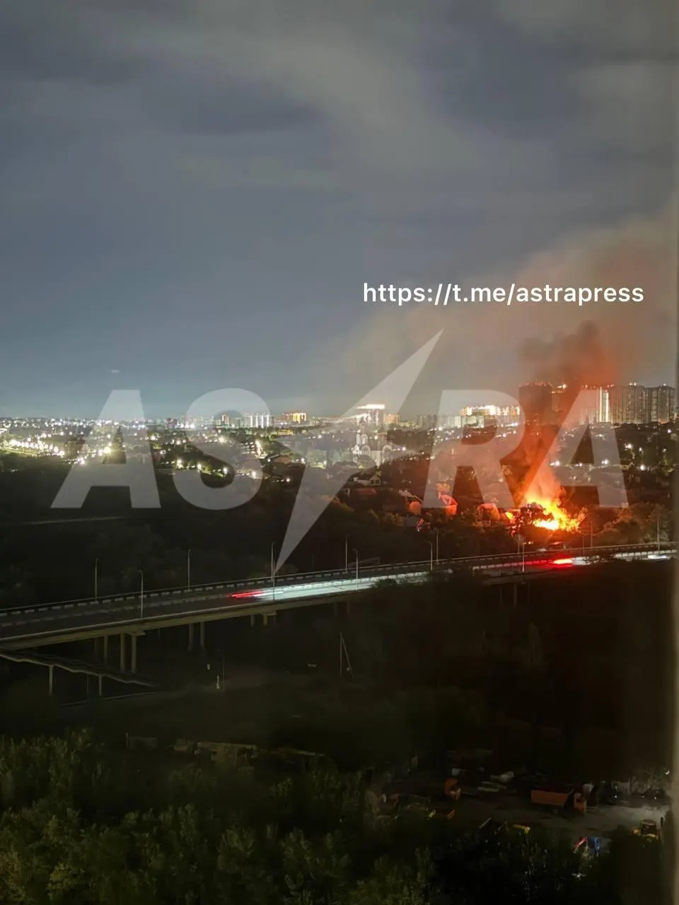 Ночной дайджест: атаки беспилотников в Белгороде и Ростове с жертвами и пострадавшими, удары по Украине, рейды в Петербурге, аудиоспектакль правозащитницы и новые законы об ИИ и мигрантах.