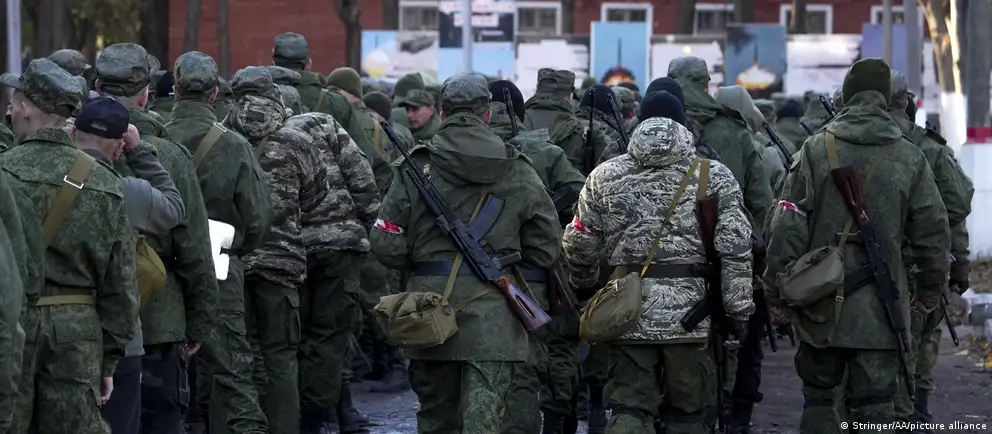 Обсуждения о возможной новой волне мобилизации в РФ усилились: есть утверждения о подготовке осенью 2026 года, официальные лица отрицают планы, независимые расследования и аналитики фиксируют признаки напряжённости с набором контрактников.