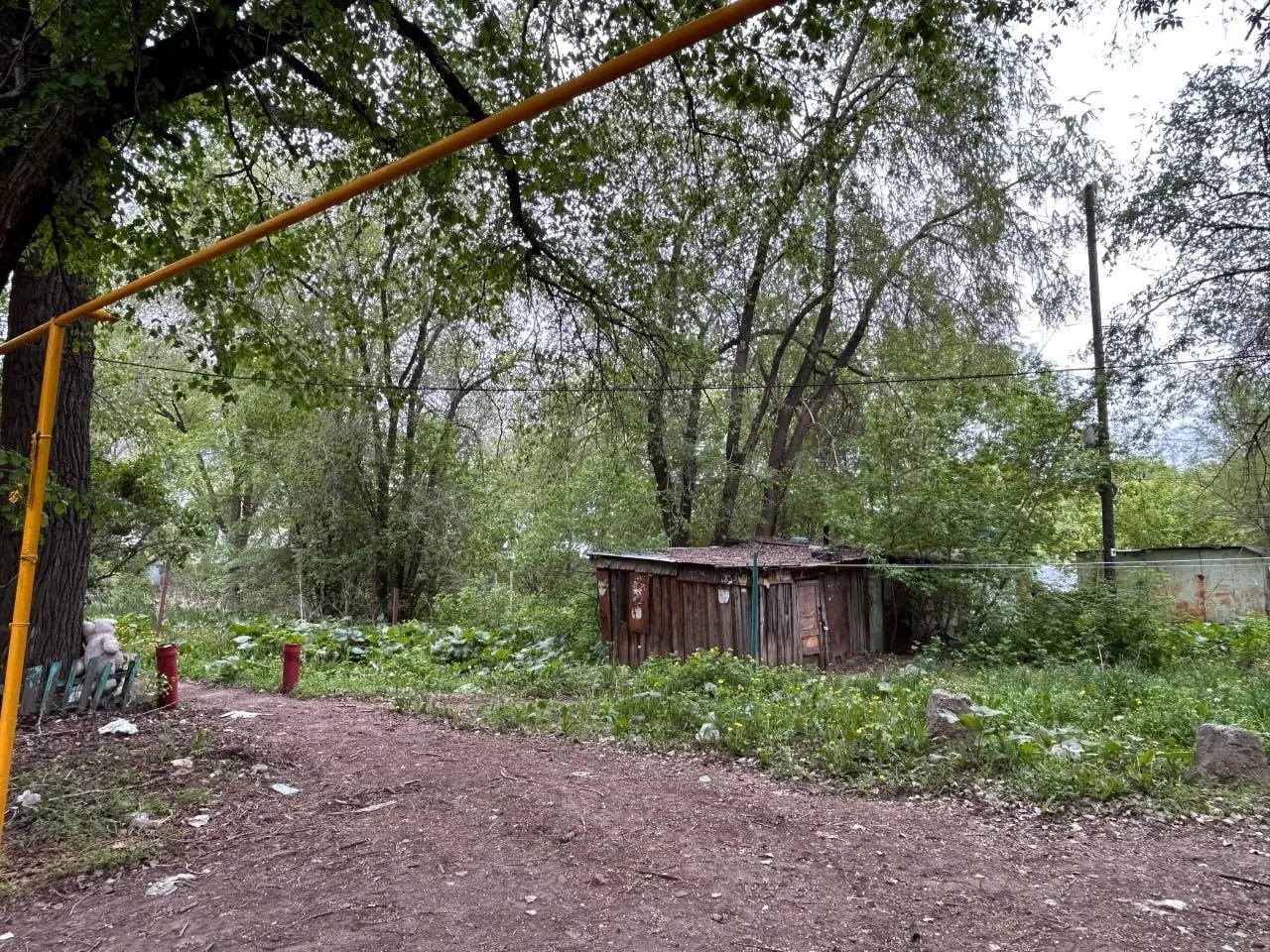 Жильцы дома №19 на ул. Земца более пяти лет жалуются на обрушения с крыши, неполное расселение и невозможность нормально пользоваться коммунальными услугами: в одной части дома продолжают жить пенсионеры без горячей воды и с едва текущей холодной.