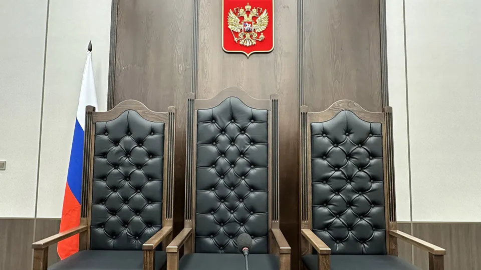 Правительственная комиссия поддержала проект, который позволит привлекать в аппараты судов студентов юридических вузов и работников со средним профессиональным юридическим образованием на ряд должностей. Эксперты отмечают, что без улучшения условий труда нововведение рискует породить поток временных сотрудников.