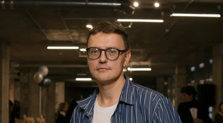 Баландин проработал в галерее 12 лет: пришёл куратором в 2014 году, в марте 2026-го возглавил арт‑пространство. За это время галерея запустила ключевые проекты, наладила сотрудничество с институциями и открылась после реконструкции.