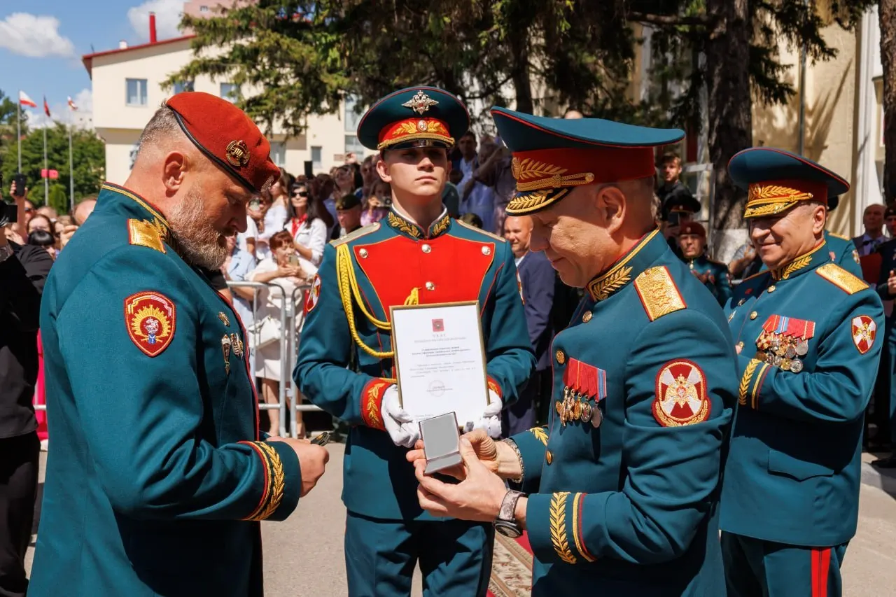 Начальнику Саратовского военного института войск национальной гвардии Александру Белоглазову присвоено воинское звание генерал-лейтенанта. Погоны вручил замдиректора Росгвардии генерал-полковник Анатолий Маликов.