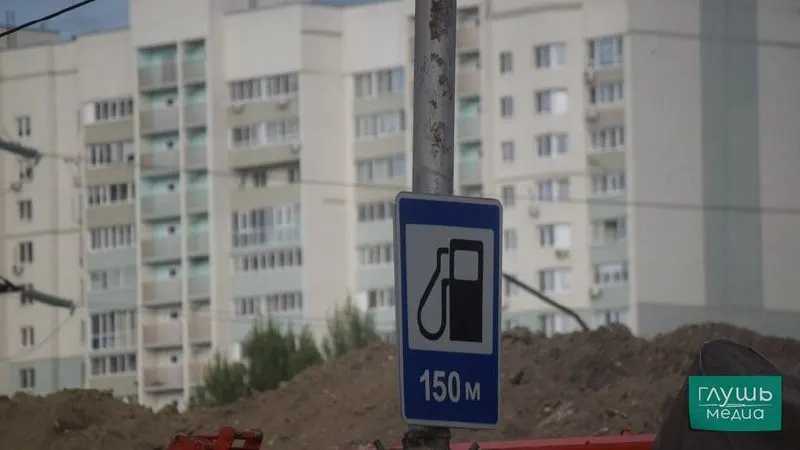 Постановление позволяет ряду НПЗ до конца года выпускать топливо экологического класса К5 с ограничениями по содержанию серы и другим показателям. Такой бензин не маркируется общим знаком ЕАЭС и не предназначен для обращения в других государствах.
