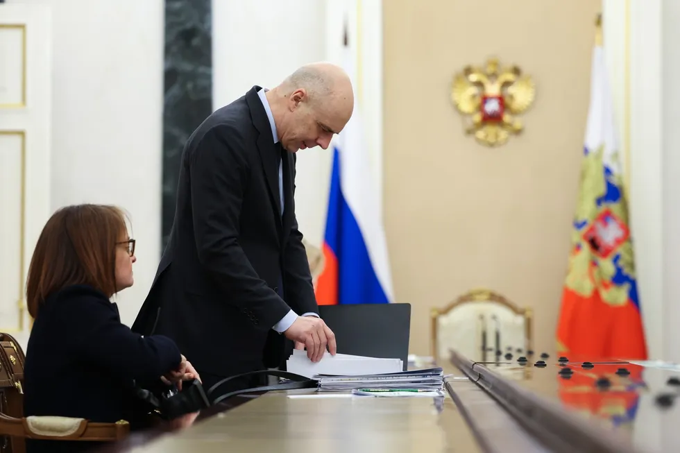 Дума дала Минфину право увеличивать расходы и наращивать госдолг сверх установленных лимитов. Эксперты предупреждают: упрощение процедур подрывает предсказуемость фискальной политики, повышает риски для бизнеса и удорожает обслуживание госдолга.