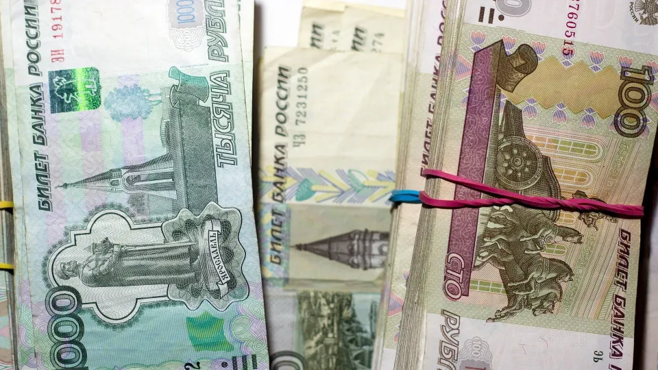 По данным Центробанка, в первой половине июля объём наличных в обращении вырос более чем на 500 млрд рублей. Увеличение спроса на «кэш» на фоне роста проблемных кредитов повышает нагрузку на банковскую систему и заставляет регулятор вливать в неё триллионы.