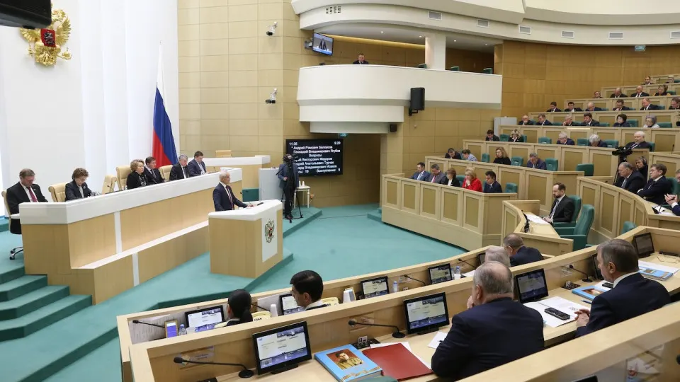 Закон вводит официальный перечень граждан, осуждённых заочно и находящихся за границей, и предусматривает широкий набор ограничений — от блокировки счетов и операций с недвижимостью до отказа в электронных госуслугах и консульной поддержке.