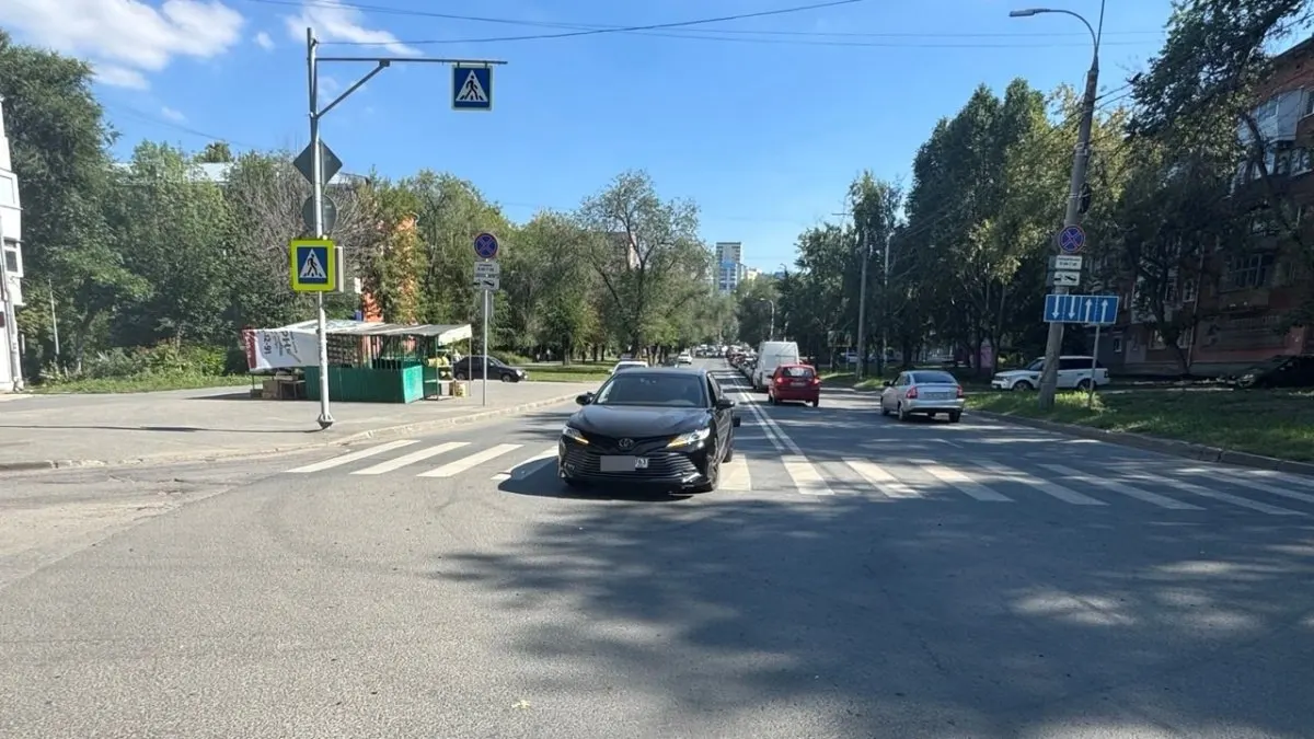 ДТП на улице Революционная: водитель не уступил пешеходу на зебре, пострадавшая госпитализирована.
