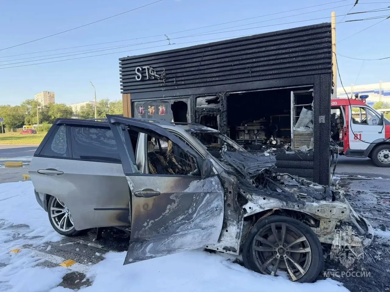На улице Спортивной в Тольятти загорелась иномарка, пламя перекинулось на соседнюю кофейню. Пострадавших нет; причины устанавливаются.
