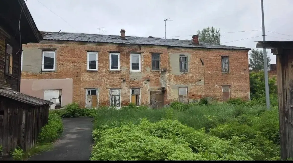 Площадь здания — 503 кв. м. Продаётся земельный участок площадью 517 ± 8 кв. м под предпринимательскую деятельность; совокупная стоимость имущества — 19,5 млн ₽. Аукцион состоится 7 сентября.
