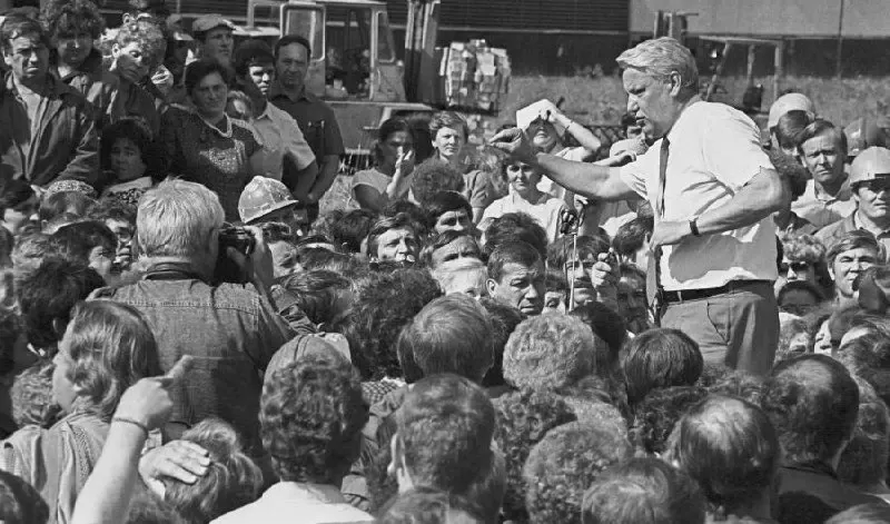 Исторический обзор нарастания автономности регионов в начале 1990-х: призыв к суверенитету, последовательные декларации и договорное урегулирование в составе России.