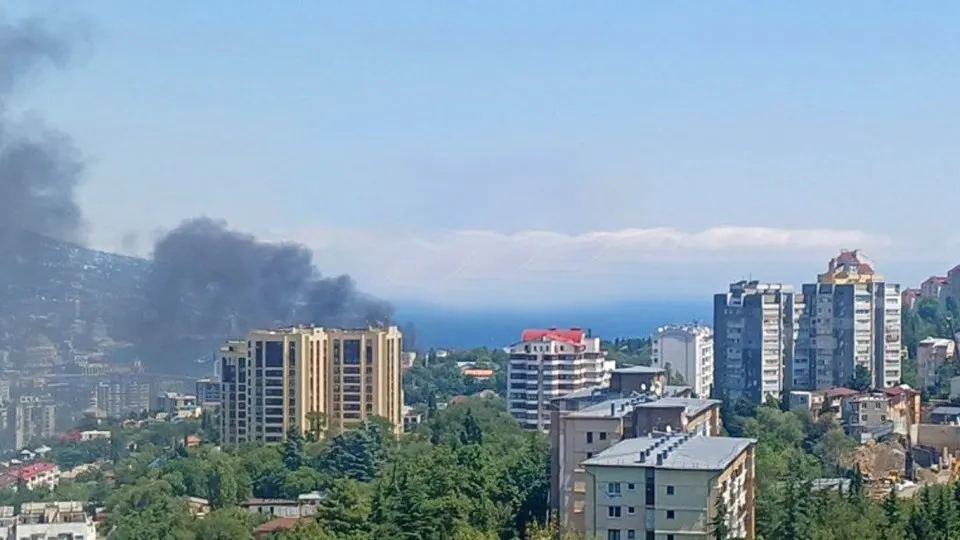 Украина нанесла удар по побережью Ялты морскими и воздушными дронами; по данным очевидцев, на набережной возник пожар, власти принимают меры безопасности.