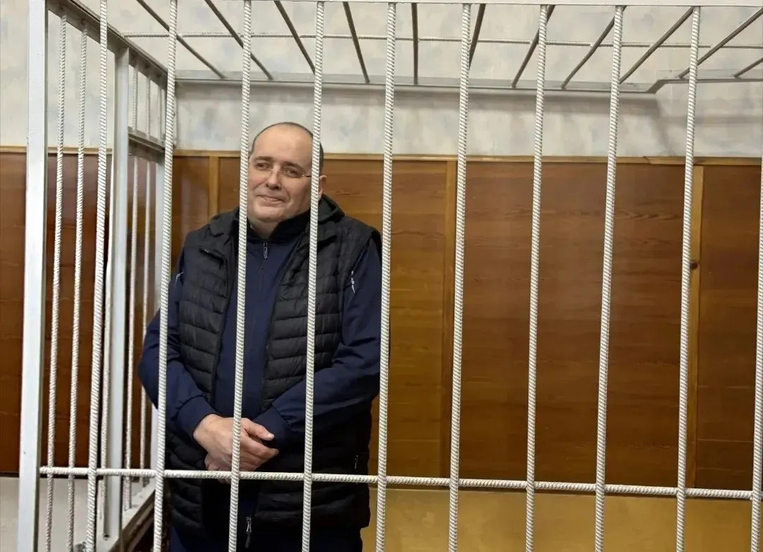 Бывшего чиновника признали виновным в получении крупной взятки; суд вынес наказание — 9 лет строгого режима, общий срок составит 14 лет, штрафы превысят 17 млн рублей.