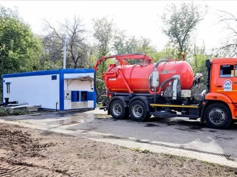 Станцию разместили в Кубышевском районе; она способна пропускать до 1000 кубометров стоков в сутки и обслуживает две машины одновременно.
