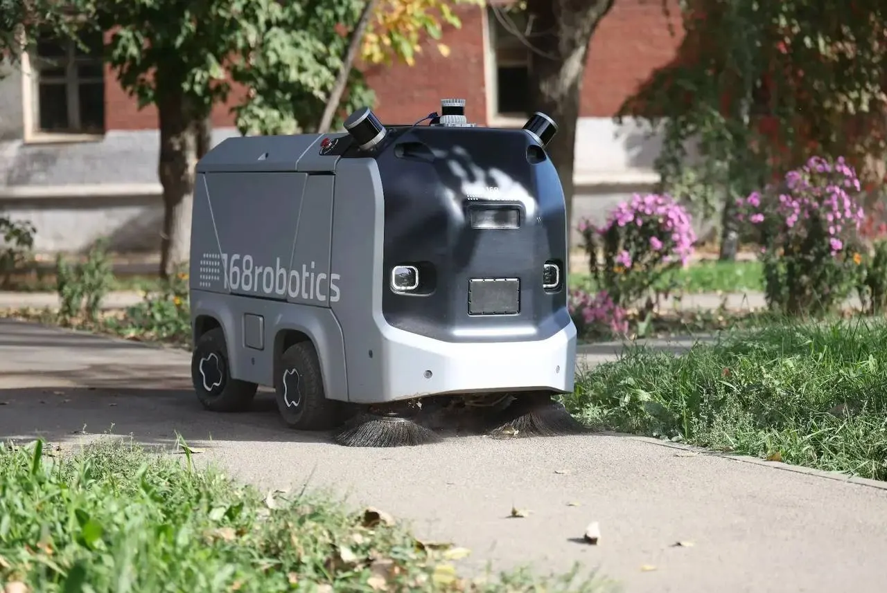 Два автономных робота-уборщика вышли на улицы Кировского района Самары — первые в России за пределами Московского региона. Городские власти оценивают эффект и рассматривают расширение на парки и набережные.