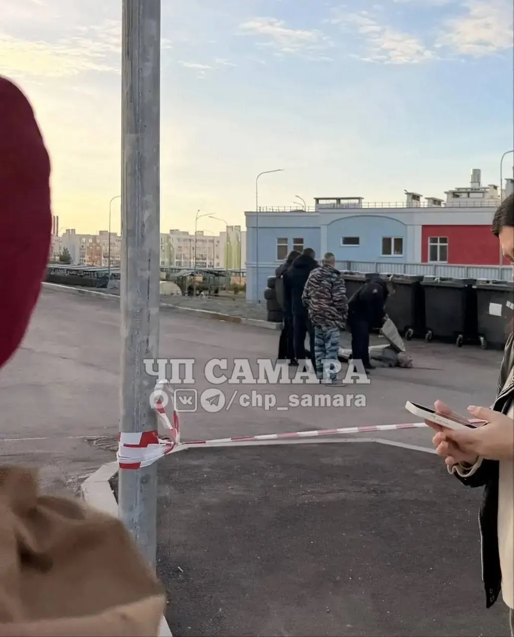 По предварительным данным, в парке обнаружено тело; обстоятельства происшествия устанавливаются.
