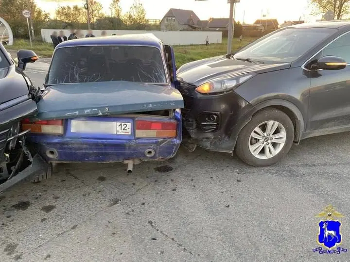 На трассе Волжский — Курумоч вечером 18-летний водитель не уступил дорогу на перекрёстке и врезался в Kia и Jetour. Пострадавших нет, водителя увезли в больницу.
