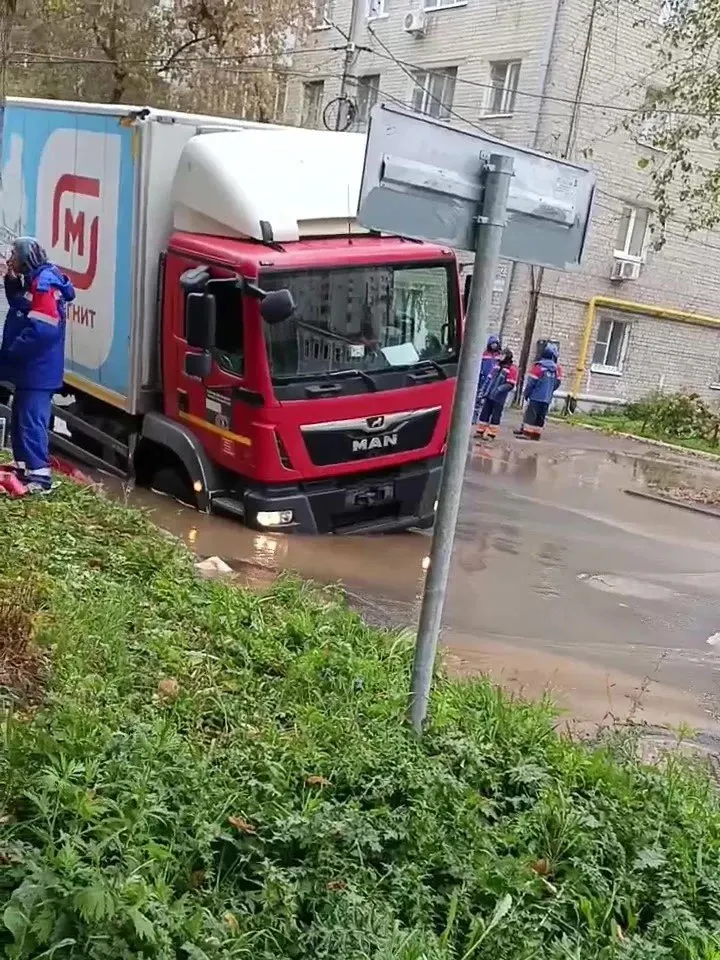 Грузовик ушёл под асфальт на перекрёстке Арцыбушевской улицы и Тургенева; на месте идёт устранение утечки, вода текла более суток.