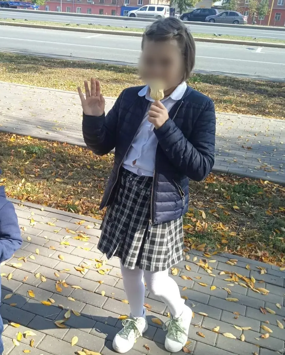 Следственные органы провели обыск у 14-летней ученицы после обнаружения наклеек, связанных с террористической тематикой; мать рассказывает о ходе событий, расследование продолжается.