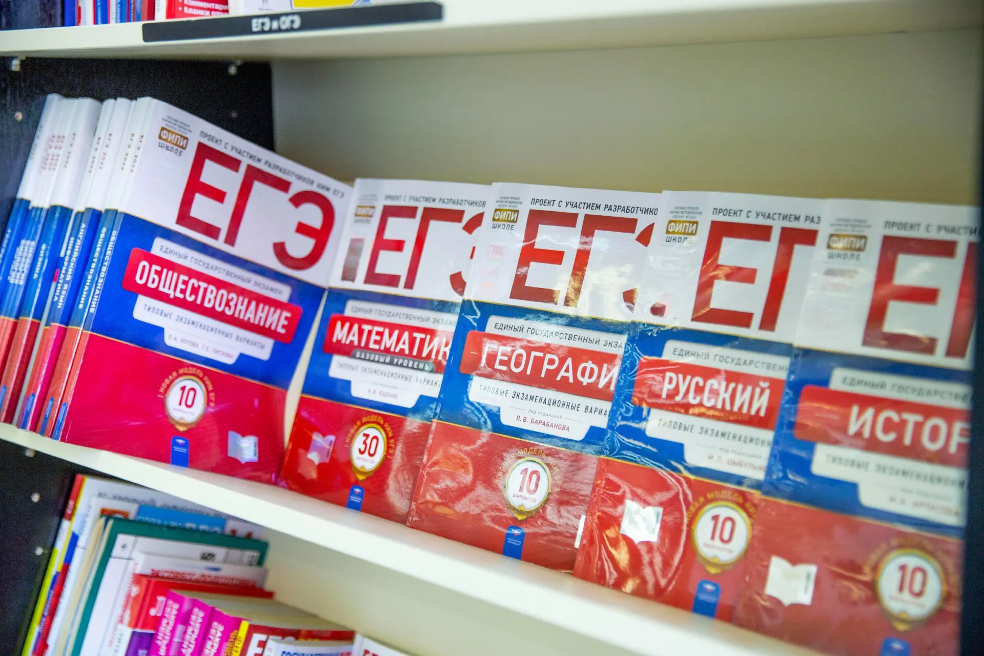 Изменения коснутся двух предметов ЕГЭ: больше заданий, но время на экзамены останется тем же.
