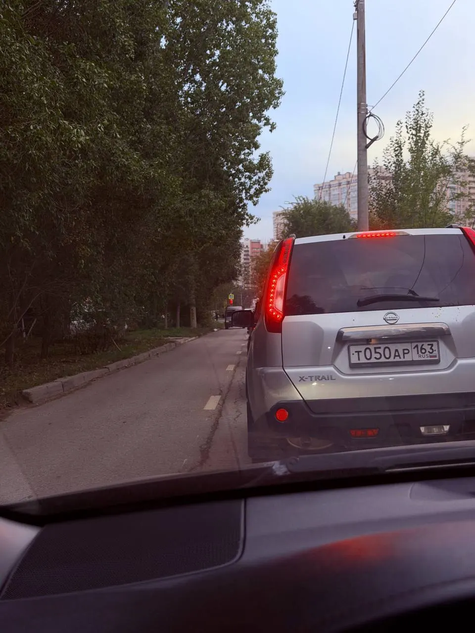 Водители жалуются на работу светофора на пересечении Владимирской и проспекта Карла Маркса: красный сигнал держится 98 секунд, зелёный — 17.