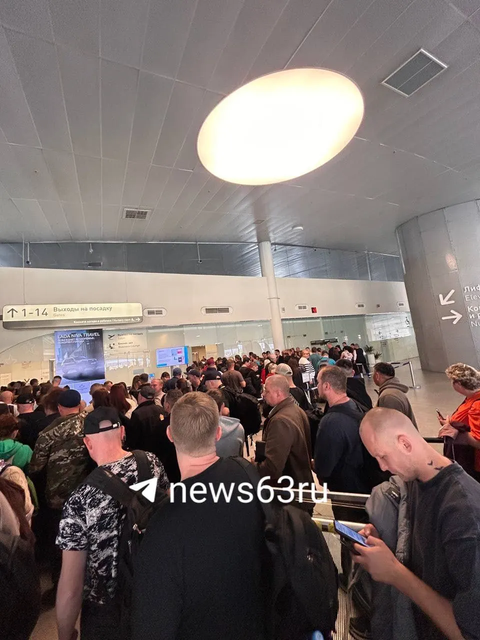 Пассажиры пережидали тревогу в укрытии, затем их отправили на повторную регистрацию и досмотр; очевидцы сообщают о давке в зале.