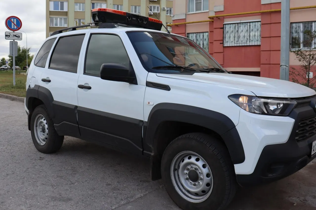 Автомобиль с камерами на крыше сканирует госномера в движении и сверяет их с информацией о долгах. В первый рейд нашли 10 должников, многие из которых погасили задолженность на месте.
