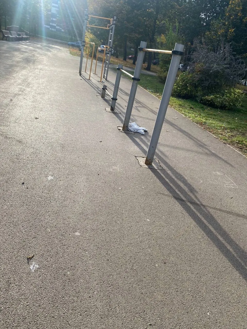 5-летний мальчик упал с турника во дворе дома в Самаре и был доставлен в больницу; жители отмечают отсутствие безопасного покрытия под турниками.