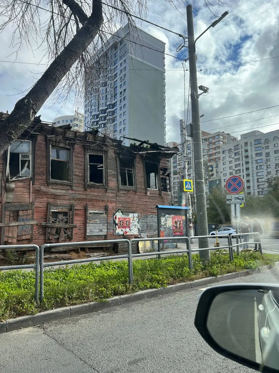 Дома на Самарской и Чкалова подвергают опасности жителей: балки свисают с крыш, а снос планируется в рамках проекта метро.