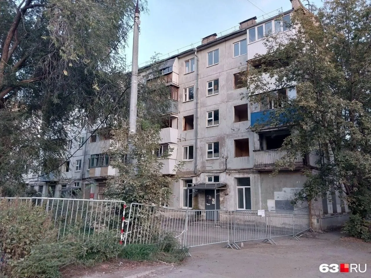 Здание признали непригодным после взрыва; территорию огородили, дом охраняют и отключили от газа, после сноса планируют общественное пространство.