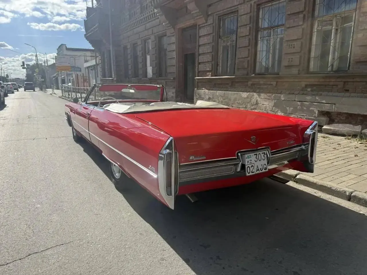 Редкая находка в центре города: Cadillac Deville 1965 года выпуска заметили местные жители.