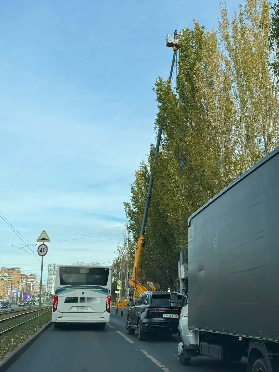 На центральной улице города образовалось затруднение движения в связи с проводимыми работами.