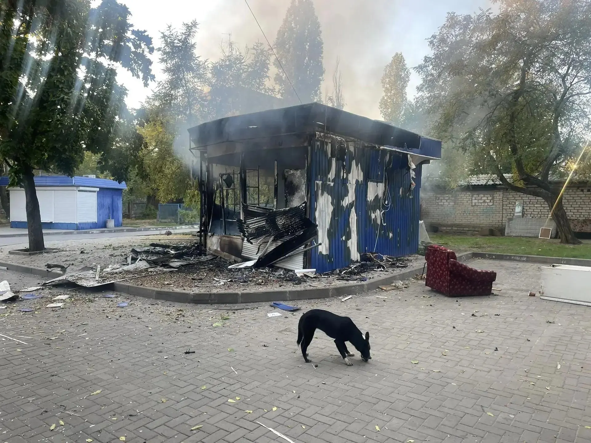 Атаки зафиксированы в центральной части страны; зарегистрированы пострадавшие и пожар в магазине.