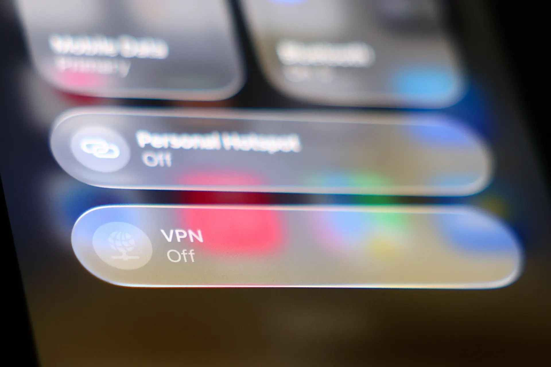 После требований ограничить доступ через VPN некоторые площадки, которые ранее блокировали пользователей, снова открываются с включённым VPN у части россиян, тогда как у других доступ остаётся ограниченным.