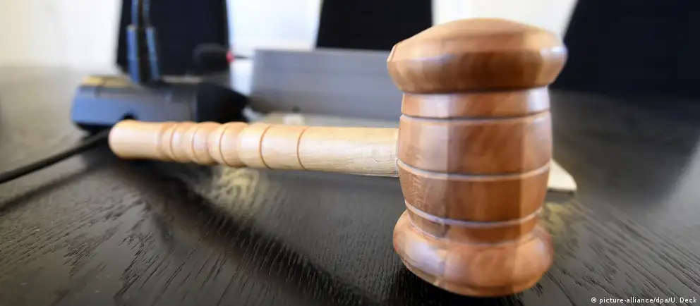 Суд назначил 24‑летнему Роману Мальцеву год исправительных работ с удержанием 10% зарплаты по статье о демонстрации запрещённой символики — следствие усмотрело на снимке эмблему несуществующего «Международного движения сатанизма», дело опиралось на рапорт Центра «Э».
