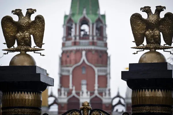 При запуске некоторых релизов в российских стрим‑сервисах появились титры с сообщениями о том, что в картинах удалены или скрыты фрагменты — как правило, в соответствии с действующим законодательством РФ.