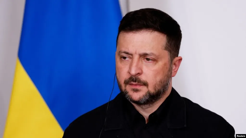 Президент Украины заявил, что инициатива о прекращении огня на время празднований может быть тактическим приёмом, тогда как власти поддерживают соглашения, которые действительно защищают гражданских и позволяют обмен пленными.