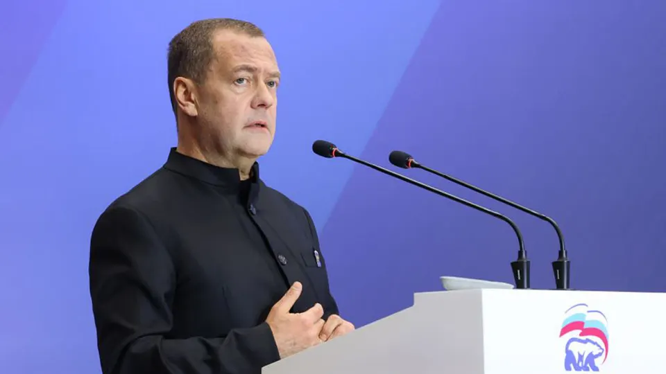 Заместитель председателя Совета безопасности Дмитрий Медведев предупредил о реальной угрозе ядерного апокалипсиса и связал это с окончанием действия договора СНВ‑III и общей международной напряжённостью.