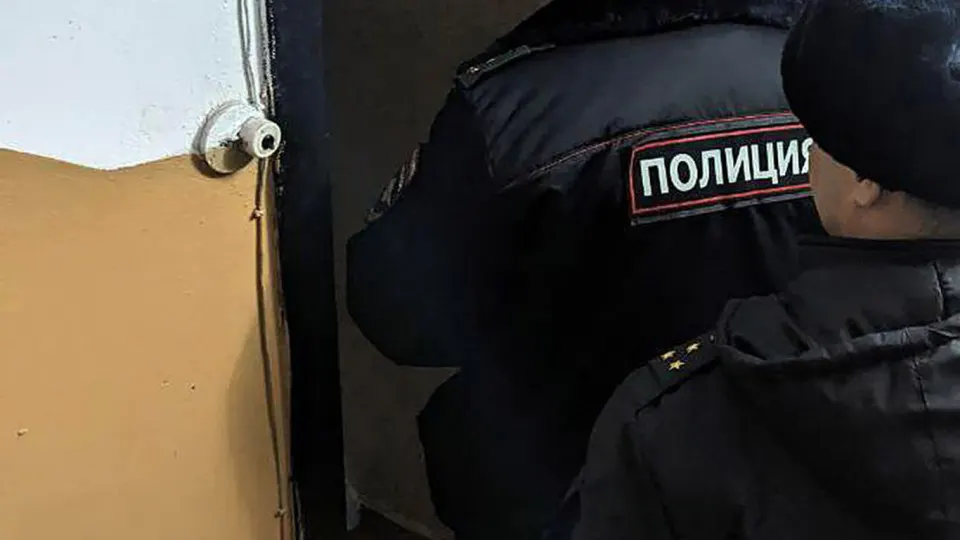 Двое молодых людей, один из которых несовершеннолетний, задержаны после того, как на дверях квартир троих сотрудников Роскомнадзора были обнаружены молотки со следами бурой жидкости. По факту возбуждено дело о хулиганстве на фоне массовой блокировки Telegram и резкого роста скачиваний VPN.
