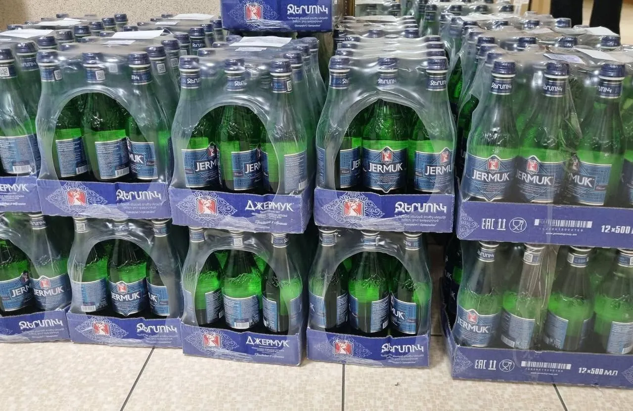 Роспотребнадзор приостановил реализацию армянской воды «Джермук» на территории России: продукция не соответствует требованиям, под запрет попали минеральная, питьевая и газированная воды в бутылках объёмом 0,33–1,5 л.