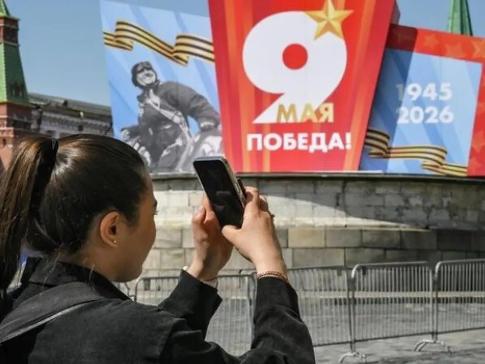 В центре Самары 9 мая ожидаются перекрытия дорог и изменения маршрутов общественного транспорта; салют пройдет в 22:00 с акватории Волги. Жителям советуют заранее подготовиться — возможны перебои связи.