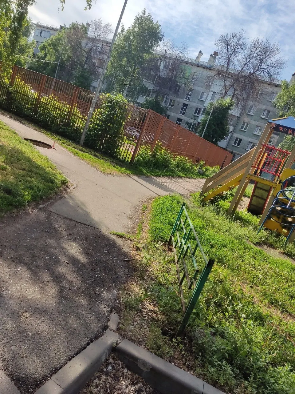 На Зубчаниновском шоссе, 157 образовался провал асфальта прямо у детской площадки. На месте есть фотографии, причина провала уточняется.