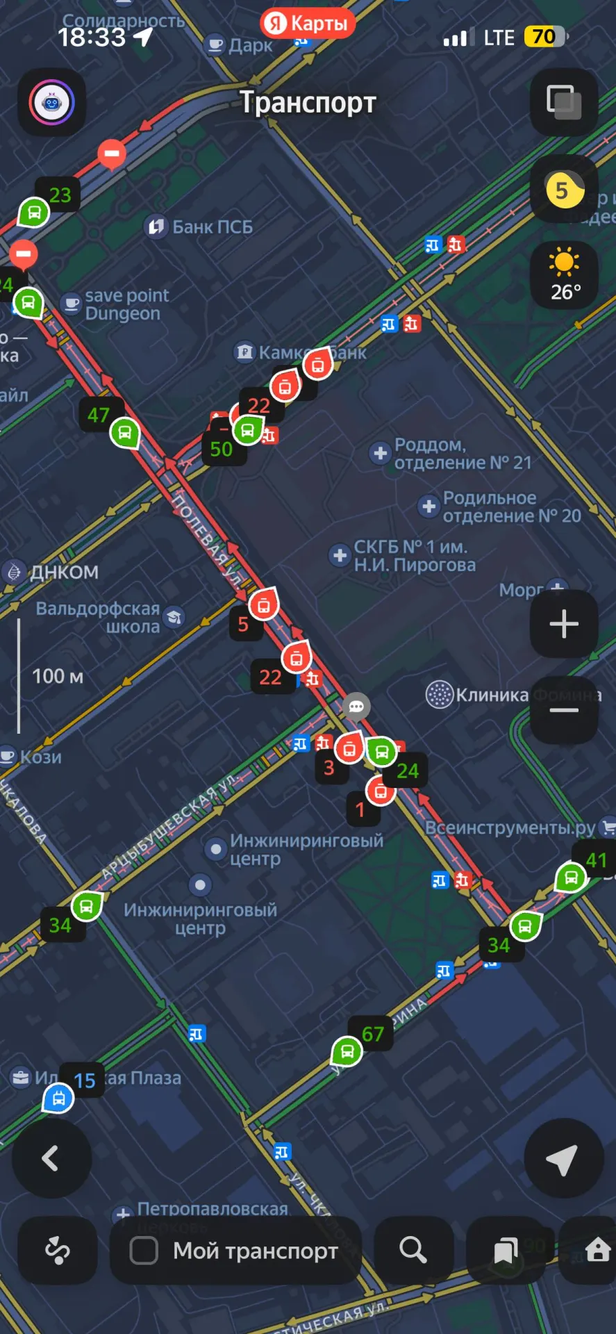 На Полевой примерно с 16:00 остановились трамваи — оборвался контактный провод. Более двух часов ремонт не завершён, пассажиры не могут уехать домой.