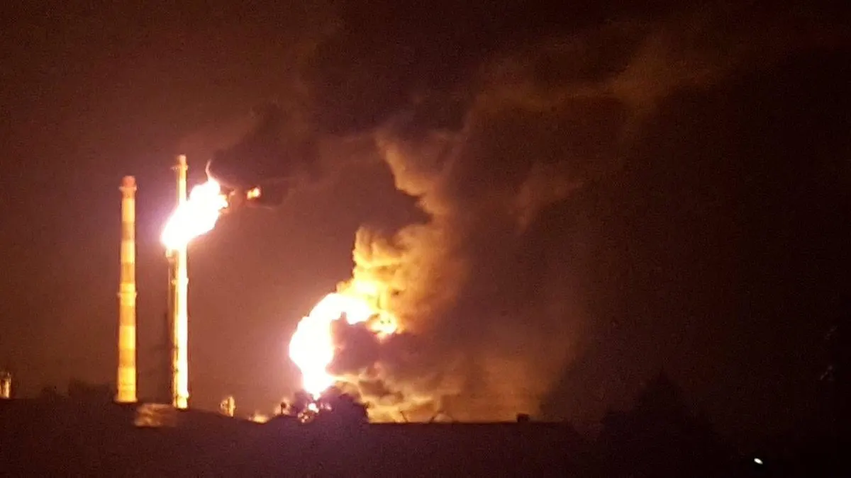 После атаки беспилотников на завод NORSI в Нижегородской области была остановлена установка CDU‑6, обеспечивавшая более половины мощности предприятия; в центральной России ряд НПЗ сократил или приостановил работу, в Сызрани есть погибшие.