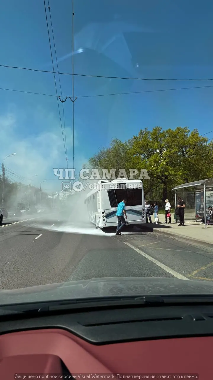 На остановке «Кинотеатр» в Самаре загорелся автобус. Причины возгорания и данные о пострадавших уточняются.